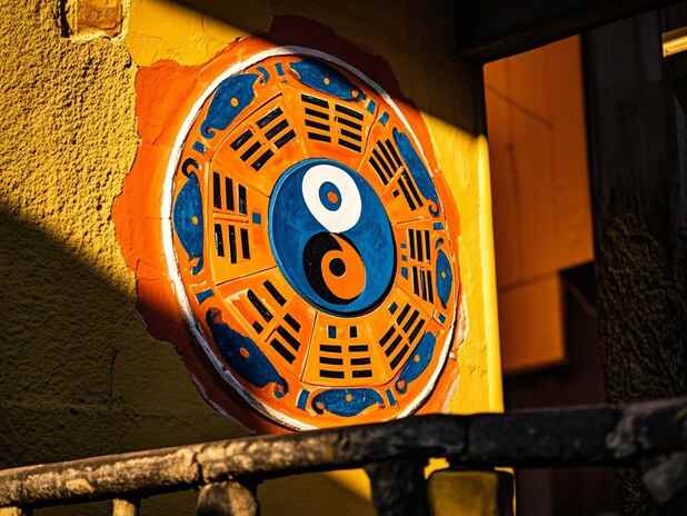 命理与财富：八字是否能找到投资良机？
